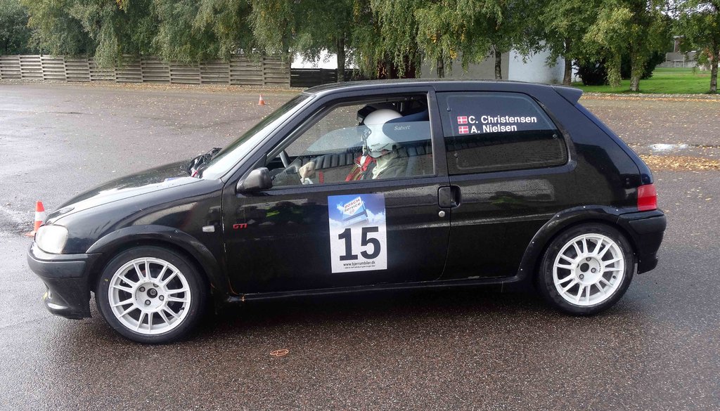 Christian A.L. Falck Christensen og Anders Gade Nielsen ser frem til afprøvning af rally-slicksdæk i deres Peugeot 106 GTI